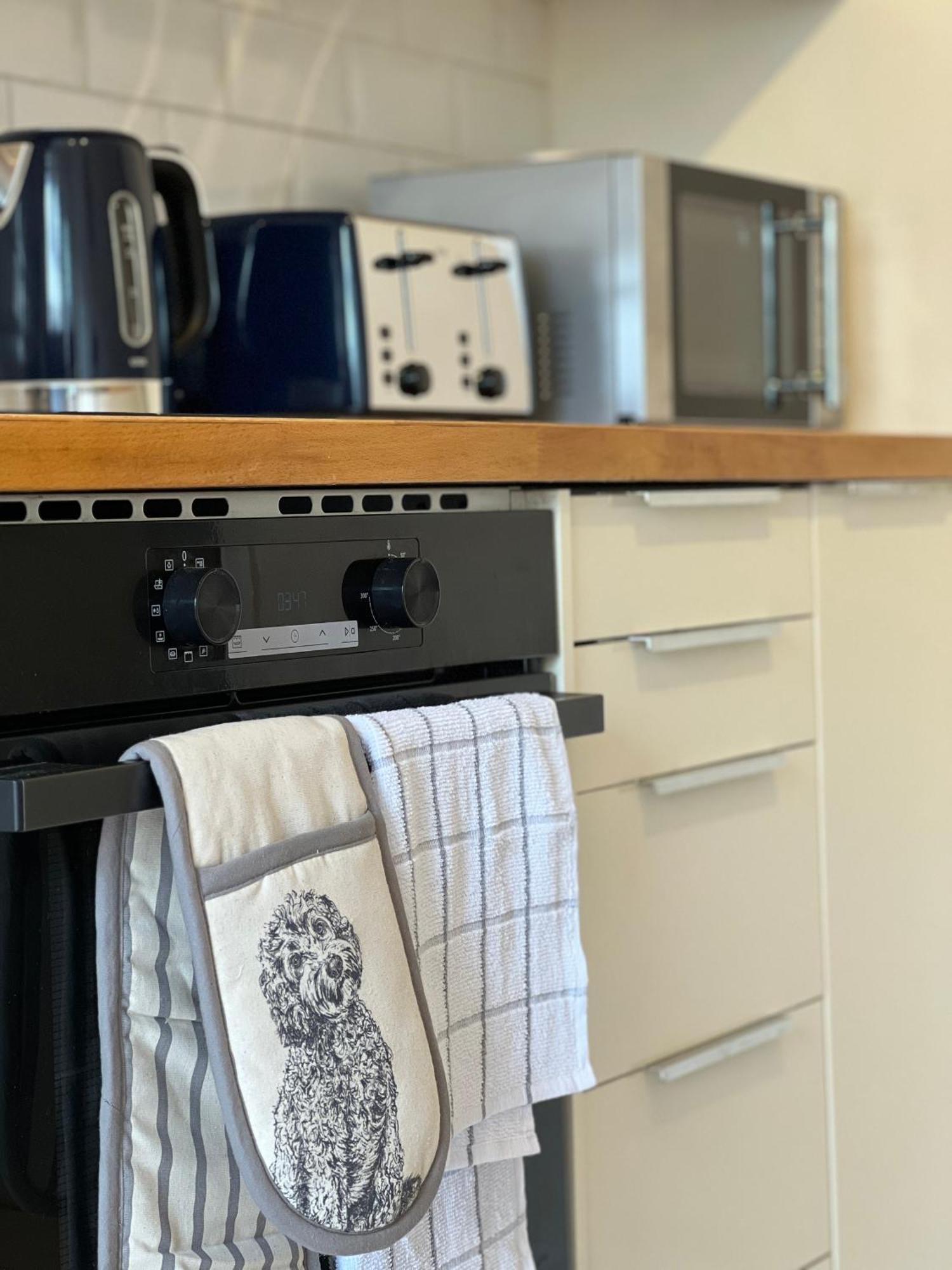 Charming Central Windsor 2 Bed Cottage Free Residents Parking And Private Garden Legoland Ascot Windsor Castle Thorpe Park Heathrow Airport Kültér fotó